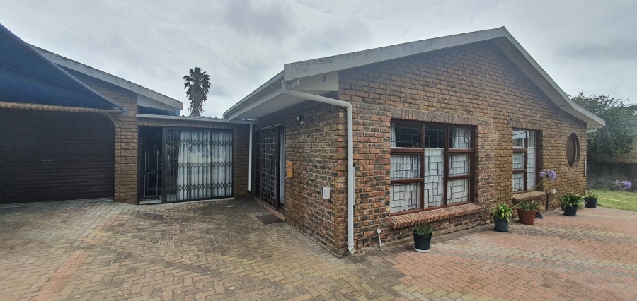 3 Bedroom Property for Sale in Heiderand Western Cape